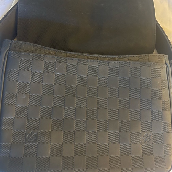 Louis Vuitton LEATHER. 👍👍MESSENGER BAG. DISTRICT PM box and dust comes with it - Picture 9 of 10